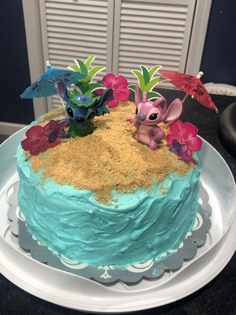 Easy Stitch Birthday Cake, Diy Lilo And Stitch Cake, Easy Diy Stitch Cake, Stitch Birthday Cake Easy, Stitch Birthday Party Ideas Cake, Diy Stitch Cake, Stitch Bday Cake, Lilo And Stitch Birthday Party Cake, Luau Cake Ideas