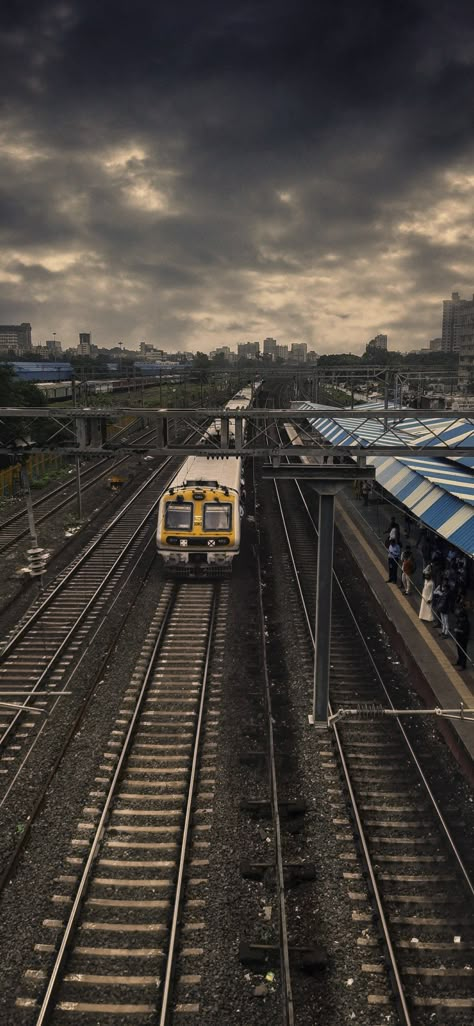 Mumbai Rain Night, Mumbai Asthetic Picture, Local Train Mumbai Photography, Mumbai Barish, Local Train Snap, Mumbai Wallpaper, Mumbai Rain, Mumbai Aesthetic, Mumbai Local