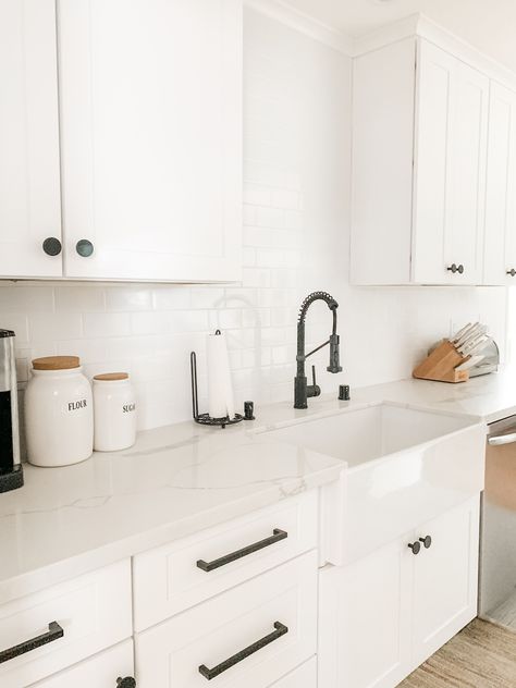 White Kit Hen Cabinets Black Hardware, White Kitchen Matte Black Hardware, White Cabinets Black Fixtures, White Sink With Black Faucet, White Cabnits With Black Handles, White Farmhouse Sink Black Faucet, Kitchen Ideas With Black Hardware, Simple White Kitchen Cabinets, White Cabinets Black Pulls