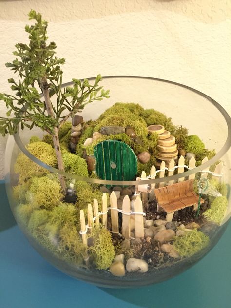 Hobbit hole terrarium - for super tiny hobbits! ;) Fish Bowl Diorama, Hobbit Hole Terrarium, Lord Of The Rings Terrarium, The Hobbit Crafts, Diy Hobbit Hole, Hobbit Terrarium, Hobbit Diy, Ocean Themed Food, Fishbowl Terrarium