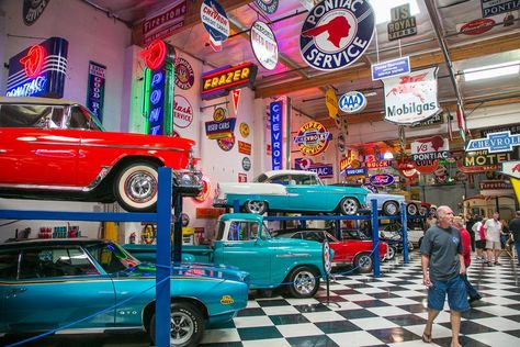 Awesome Garages, Retro Dinner, Classic Car Garage, Garage Car, Cool Garages, Ultimate Garage, Pole Buildings, Dream Car Garage, Old Garage