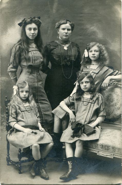 RPPC Portrait of a mother with four daughters - Belgium - c.1910 | Flickr - Photo Sharing! Antique Photography, Victorian Photos, Old Photography, Foto Vintage, Stil Inspiration, Vintage Portraits, Vintage Pictures, Vintage Girls, Historical Clothing