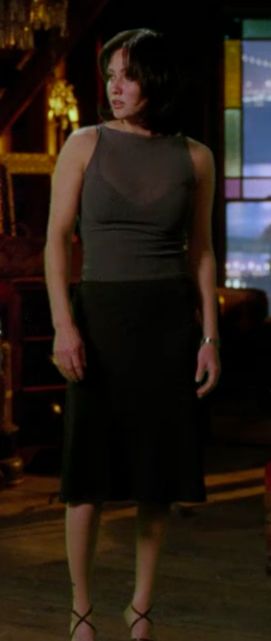 Outfits From Charmed, Phoebe Halliwell Season 1, Paige Halliwell Outfits, Charmed Piper Outfits, Paige Matthews Outfits, Charmed Prue Outfits, Prue Charmed Outfits, Prue Halliwell Aesthetic, Charmed Tv Show Outfits