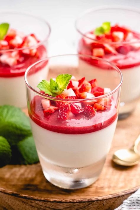 Strawberry Panna Cotta | Veronika's Kitchen Pina Cotta Desserts, Strawberry Panna Cotta Recipe, Easy Panna Cotta Recipe, Raspberry Panna Cotta, Lemon Panna Cotta, Cake Serving Chart, Strawberry Panna Cotta, Affogato Recipe, Cups Recipes