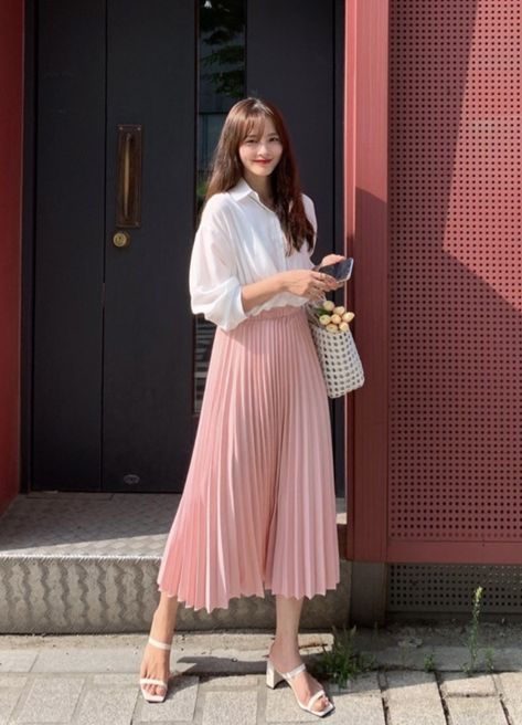 Classic Pleated Skirt Outfit, Pink Skirt Long Outfit, Pleated Skirt Outfit Elegant, Long Pink Pleated Skirt Outfit, Plisket Skirt Outfit, Long Pink Skirt Outfit Ideas, Pleated Pink Skirt Outfit, Long Pleated Skirt For Work, Pleated Long Skirt Outfit Classy