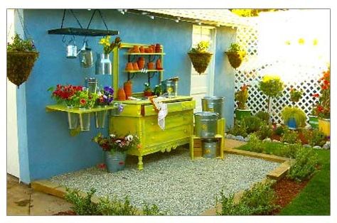 je vois bien ma terrasse comme ça !! Potting Bench Ideas, Potting Station, Garden Station, Repurposed Dresser, Jardim Diy, Potting Tables, Potting Table, Garden Area, Potting Bench