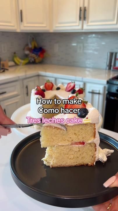 hechaencasa on TikTok Munchies Recipes, Smash Cake Recipes, Mexican Cake, Tres Leches Cake Recipe, Dessert Cups Recipes, Mexican Dessert Recipes, Tres Leches Cake, Sweet Dishes Recipes, Mexican Dessert