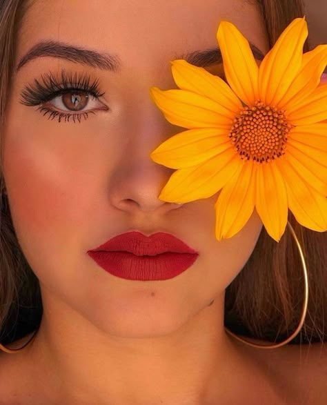 Sunflower Inspiration, Yellow Photography, Fine Art Portrait Photography, Beautiful Photoshoot Ideas, Self Portrait Photography, Creative Portrait Photography, Photography Posing Guide, Photography Challenge, Model Poses Photography