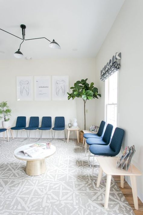 Dental Boutique, Waiting Room Design Reception Areas, Physiotherapy Room, Office Storage Ideas, Waiting Room Decor, Chiropractic Office Design, Doctor Office Design, Office Reception Design, Dentist Office Design