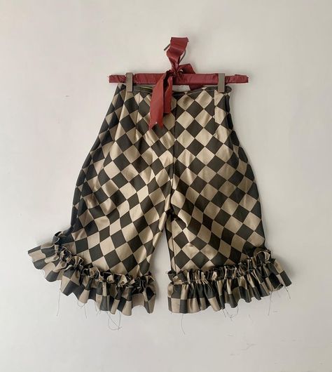 Vintage Halloween Outfits, Clown Couture, Pierrot Costume, Vintage Circus Costume, Halloween Inspired Outfits, Circus Fashion, Circus Outfits, Pierrot Clown, Clown Clothes