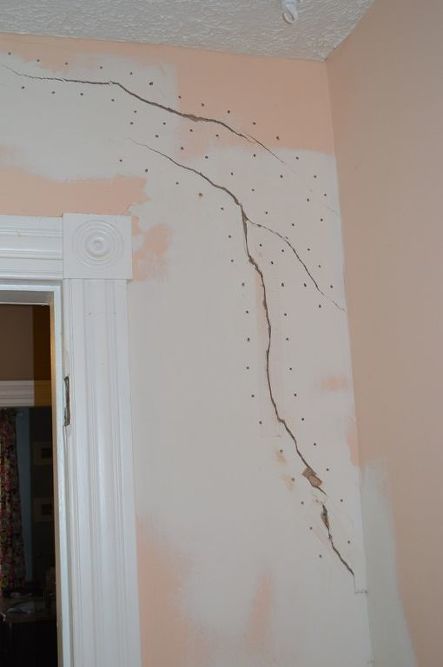 Plaster Repair, Easy Home Improvement Projects, Easy Home Improvement, Drywall Repair, Home Fix, Diy Home Repair, Plaster Walls, Home Repairs, Diy Home Improvement