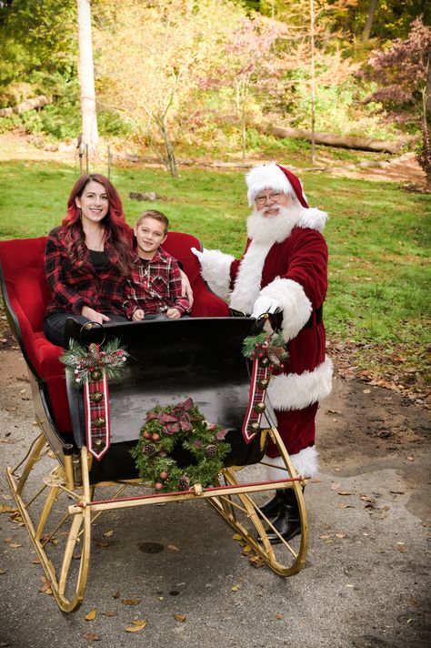 Metal Sleigh Decorating Ideas, Wooden Christmas Yard Decorations, Sleigh Decor, Outdoor Christmas Photos, Farm Photoshoot, Photo Backdrop Christmas, Backdrop Christmas, Snowshoes, Santa Photos