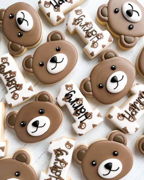 Cookies from Tee on Instagram: “Harry bear 🐻 ________________________ #birthday #birthdaycookies #bear #bearcookies #firstbirthday #vanillasugarcookies #sugarcookies…” Baby Bear Birthday Party, First Birthday Theme Boy, Harry Bear, Teddy Bear Birthday Party, First Birthday Cookies, Teddy Bear Cookies, Bear Cupcakes, Royal Iced Cookies, Teddy Bear Party