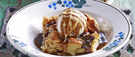 Bread Pudding Recipe with Bourbon Bourbon Bread, Bourbon Bread Pudding, Maltesers Chocolate, Alcohol Cake, Apple Fritter Bread, Butter Pudding, Bread And Butter Pudding, Brioche Bread, Bread Pudding Recipe