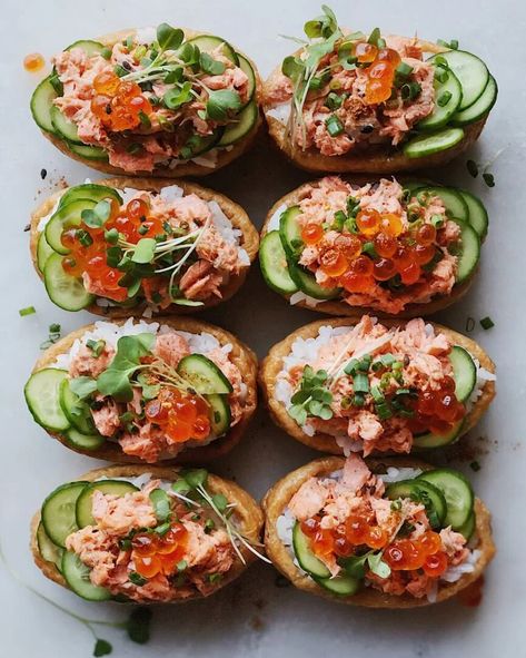 Salmon Sushi Recipes, Inari Sushi, Sushi Ideas, Sushi Ingredients, Sushi Recipe, Sushi At Home, Poached Salmon, Salmon Sushi, Spicy Salmon