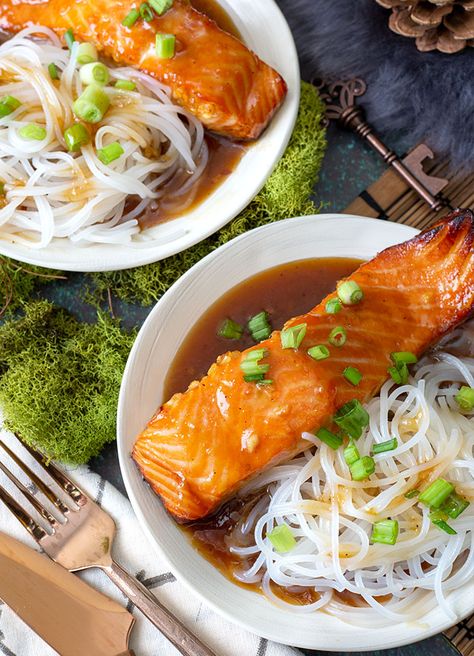 Soy Glazed Salmon, Honey Glazed Salmon, Salmon Glaze Recipes, Geek Food, Different Fish, Honey Soy, Glazed Salmon, Family Eating, Salmon Recipe