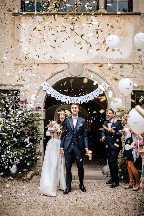 Evening Wedding Ceremony, Confetti Wedding Exit, Wedding Exit Ideas, Old Wedding Photos, Wish Lanterns, Wedding Toss, Wedding Exit, Boda Diy, Wedding Send Off