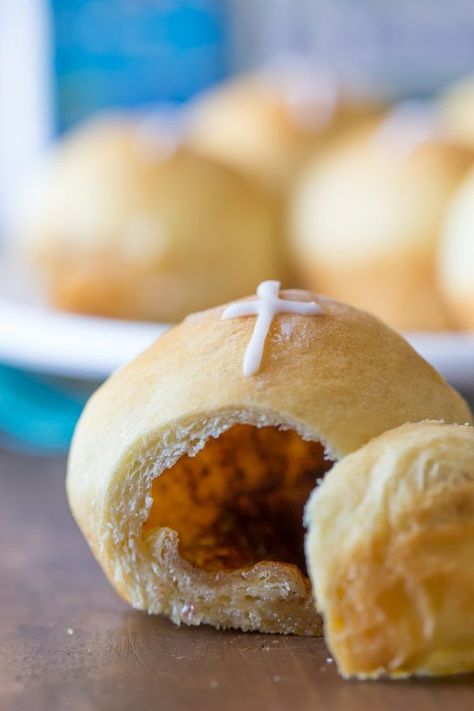 As we enter Easter week here is fun way to re-enforce the message of Easter for the young ones and the young at heart. Empty Tomb Rolls - Lovely Little Kitchen  #easter #heisrisen Empty Tomb Rolls, Easter Rolls, The Story Of Easter, Easter Tomb, Resurrection Rolls, Easter Snacks, Empty Tomb, Easter Baking, Little Kitchen