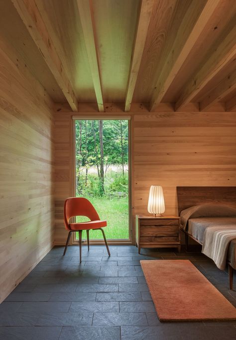 These pared-down cabins were built to inspire classical musicians - Curbed Wood Clad Ceiling, Clad Ceiling, Cedar Interior, Stick Decor, Cape Cod Style House, Cedar Planks, Plank Walls, Contemporary Cottage, Casa Container