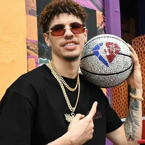 Liangelo Ball, Stile Kendall Jenner, Kelly Oubre, Ball Aesthetic, Bola Basket, Nba Outfit, Lonzo Ball, Black Spiderman, Basketball Photography