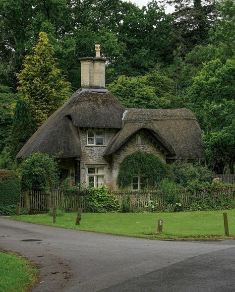 Embroidery Goldwork, Cotswolds Cottage, Thatched House, House Facade, Cottage Exterior, Cottage Style Homes, Thatched Cottage, Thatched Roof, Cottage House