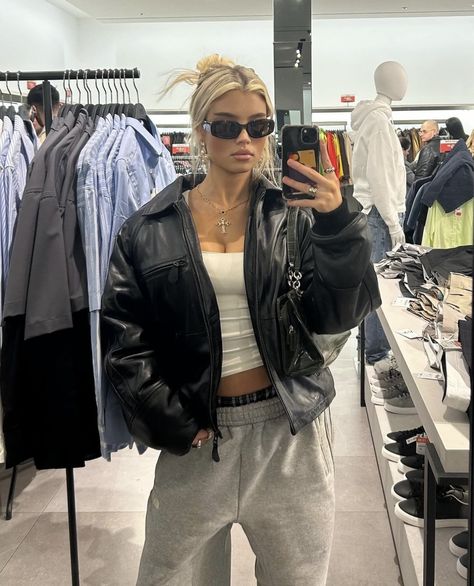 Sweatpants And Leather Jacket Outfit, Leather Jacket And Sweatpants, Leather Jacket Women Outfits, Y2k Jacket Outfit, 90s Glasses, Sunglasses Small, Aesthetic Accessories, Women Aesthetic, Leather Jacket Outfits