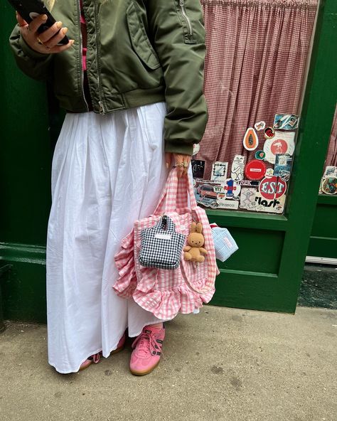 Tiny Puffy day out 🥹🎀💞 Tiny Puffy Bags and Tiny Puffy Pouches coming soon!! They make your bags sooooo much cuter and I got so many compliments out and about today, I’m obsessed with these mini accessories 🤭🧺🤏🏻💓 Puffy Bag Outfit, Puffy Bags, Autumnal Style, Puffy Bag, Eclectic Grandpa, Grandpa Style, Dopamine Dressing, Pillow Bag, About Today