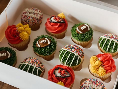 Football Cupcakes Ideas, Football Banquet, Football Cupcakes, Cupcake Cones, Falcons Football, High School Football, Boy Birthday Cake, Football Lovers, Themed Cupcakes