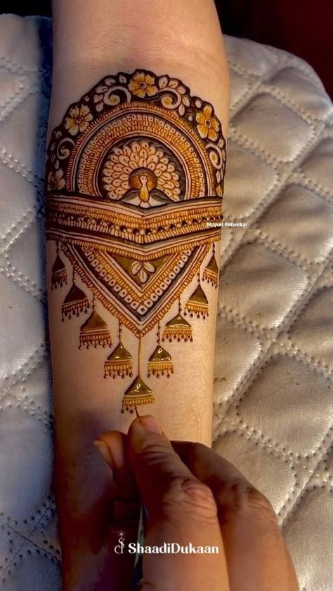 Mehandi Bride, Mehendi Artist, Simple Mehendi Designs, Mehndi Designs Bridal Hands, Legs Mehndi Design, Mehndi Design Pictures, Very Simple Mehndi Designs, Simple Mehndi Designs Fingers, Engagement Mehndi Designs