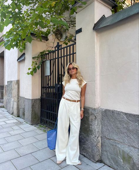 Cream Trousers Outfit, White Trousers Outfit, Old Money Outfits Women, Scandinavian Outfit, Matilda Djerf Style, Ținute Business Casual, White Pants Outfit, Old Money Outfits, Cream Outfits