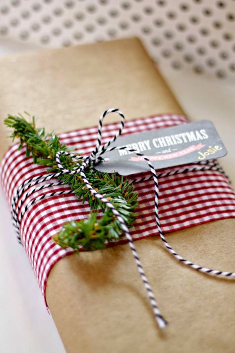 Simple Christmas wrapping- wrap in craft paper and accent with a band of fabric. Great use of scraps! Creative Wrapping, Unique Gift Wrapping, Brown Paper Packages, Creative Gift Wrapping, Diy Gift Wrapping, Mom Christmas, Wrapping Ideas, Unique Christmas Gifts, Clothes Crafts