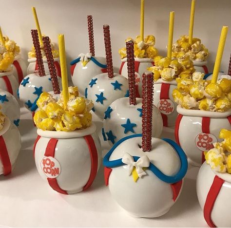 Circus theme candy apples Carnival Theme Candy Apples, Drunkin Apples, Candy Apples Diy, Gourmet Candy Apples, Taffy Apple, Covered Apples, Apple Ideas, Candy Apple Recipe, Chocolate Covered Apples