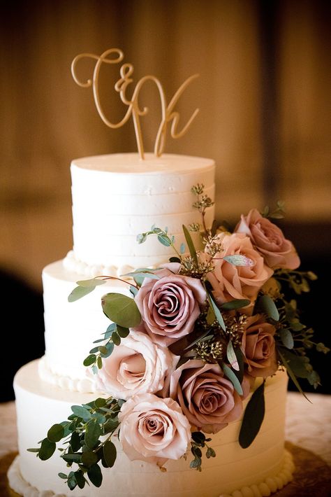 Wedding Cake With Dusty Rose Flowers, Mauve Wedding Cake Ideas, Dusty Rose Cake Wedding, Cinnamon Rose Wedding Cake, Wedding Cake Dusty Rose, Dusty Pink Wedding Cake, Dusty Rose Wedding Cake, Mauve Wedding Cake, Wedding Ideas Cake