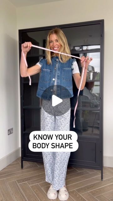 jemma cotterrell on Instagram: "Knowing your body shape will help you choose clothes that highlight your best bits and you can start to create a more balanced silhouette 👏🏻
After you have taken your measurements, compare them to see which is the largest and which is the smallest. Ranking them can help you visualise your shape.

Note.. if the difference between 2 measurements is only 1 inch (2.5 cm) count them as equal. =

If you want to place yourself in a category, then simple guidelines are as follows ..

Pear Shape 🍐 Largest measurement is hips.
Apple shape 🍎 Largest measurement is waist.
Strawberry shape 🍓 Your chest and or shoulders are wider than waist and hips.
Hourglass ⌛️ Waist is your smallest measurement.
Square ▪️or Athletic Your bust, waist and hips are about equal.

Cont Style For Square Body Shape, Square Body Shape Outfits, Square Body Shape, Apple Body Shape Clothes, Denim Gilet, Hourglass Waist, Cage Sandals, Hourglass Body Shape, Apple Body Shapes