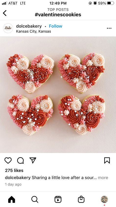 Valentines Cookies Decorated Ideas Buttercream, Buttercream Heart Cookies, Wedding Cookie Designs, Valentine’s Day Cookie Cake, Valentines Cookies Decorated Ideas, Heart Cookies Decorated, Bolo Vintage, Valentines Day Sugar Cookies, Valentine Cookies Decorated