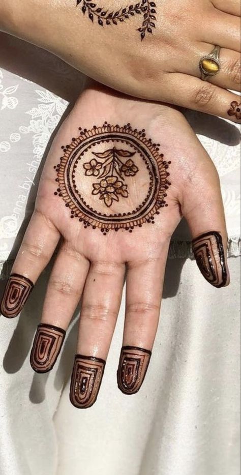 Easy Mehendi Designs, Minimal Henna, Simple Henna Designs Hand, Easy Mehendi, Back Hand Mehndi Design, Front Mehndi Design, Back Hand Mehndi, Henna Inspo, Mehendi Art