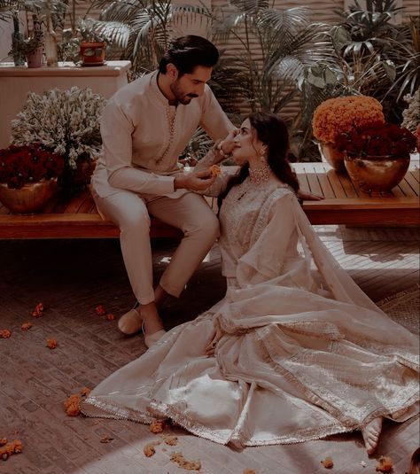 Nikkah Pic, Bride Groom Photoshoot, Hum Tum, Indian Wedding Poses, Pengantin India, Groom Photoshoot, Engagement Photography Poses, Wedding Portrait Poses, Bridal Photography Poses