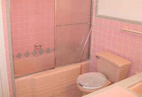 Old pink tile bathroom with tub/shower and toilet. Old Pink Bathroom Makeover, Tile Bathroom With Tub, Old Pink Tile Bathroom Ideas, Pink Tile Bathroom Makeover, Peach Tile Bathroom, Pink Tile Bathroom Ideas, Pink Tile Bathroom, Pink Bathtub, Pink Tub