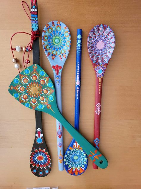 Wooden Spoon Painting Ideas, Painted Spoons Wooden Kitchen Art, Yarn Art Diy, Wooden Spoon Crafts, Painted Spoons, Driftwood Art Diy, Spoon Crafts, Hand Painted Frames, Mandala Painted Rocks