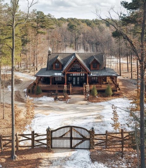 Log Farmhouse Exterior, Wooden Houses Exterior, Western House Outside, Country Home Inspiration, Montana Ranch House Interior, Cute Barndominiums, Country Houses Farmhouse, House Goals Aesthetic, Ranch Home Style