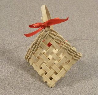 A Hand-Woven Life: Tutorials Basket Weaving Diy, Basket Weaving Patterns, Diy Weaving, Woven Baskets, Hand Woven Baskets, Handmade Baskets, Christmas Ornament Crafts, Weaving Patterns, Ornament Crafts