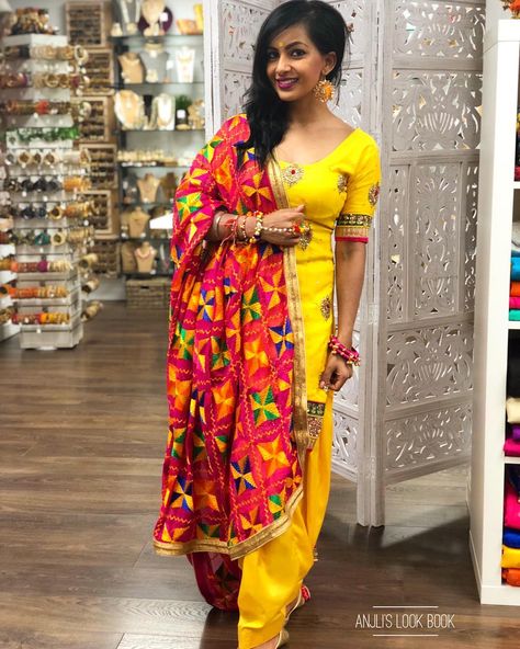 Anjli’s Look Book | UK Blogger on Instagram: “The modern Punjaban! Here is the 2nd post in my Punjaban suit series wearing the same phulkari dupatta as in the previous post. This time I…” Phulkari Dupatta Suits Modern, Phulkari Dupatta Suits, Suit Series, Suit Inspiration, Suits Series, Indian Suit, Phulkari Dupatta, Indian Suits, Look Book