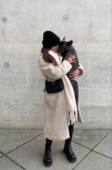 Dog Walking Outfit Aesthetic, Westminster Dog Show Outfit, Photoshoot With Dog Fashion, Frenchie Photoshoot Ideas, Frenchie Photoshoot, Dog In Paris, Urban Dog, City Dog, Outfits Streetwear