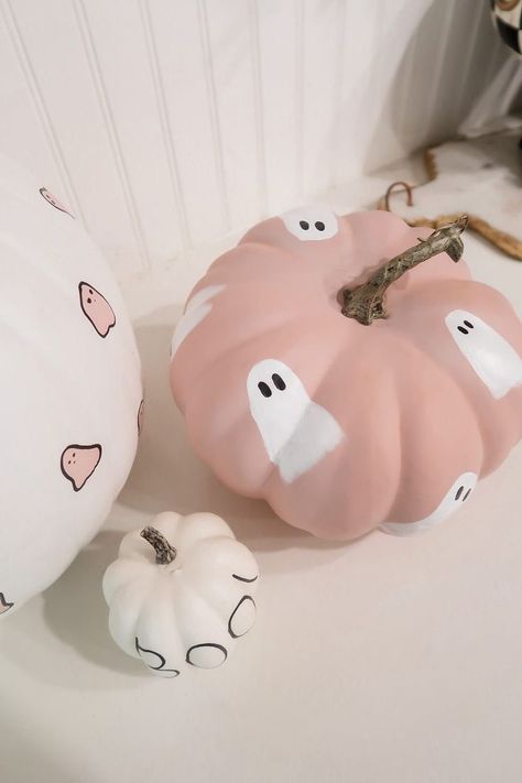 Diy Pumpkins Painting, Cute Painted Pumpkin Ideas, Halloween Pumpkin Crafts, Creative Pumpkin Painting, Creative Pumpkin Decorating, Cute Pumpkin Carving, Fake Pumpkins, Halloween Pumpkin Designs, Pumpkin Painting Ideas