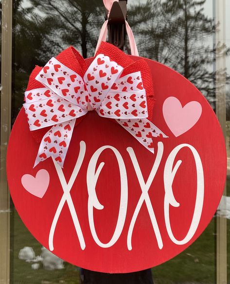 Diy Valentines Door Hanger, Front Door Hangers, Valentines Day Door Hanger, Valentines Day Door, Valentine Wood Crafts, Valentines Wreaths, Cricut Valentine, Valentines Door, Valentine Wreaths