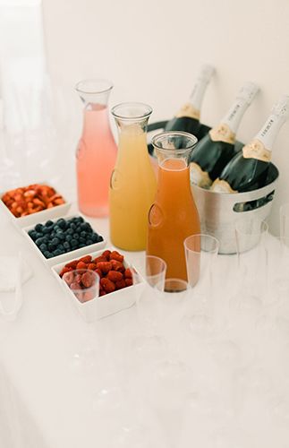 Simple Greenery Bridal Shower Ideas, Boho Mimosa Bar Ideas, Mimosa Baby Shower Ideas, Food At Baby Showers, Simple Mimosa Bar, Brunch Bar Baby Shower Ideas, Drinks For Baby Shower Ideas, Cool Baby Shower Ideas, Baby Shower Cocktail Ideas