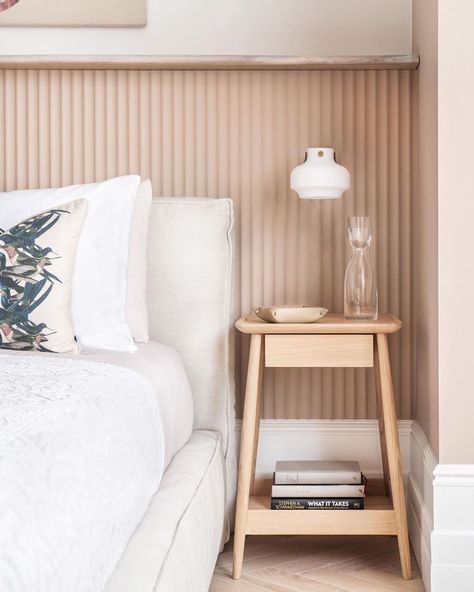 Casa Métier on Instagram: “Fluted Panels behind the headboard? Yes please 🤩 Here we showcase our #Concave fluted panel with subtle curves & neutral tones working…” Orac Decor Wall, Wall Panel Molding, Victorian Renovation, Velvet Upholstered Bed, Orac Decor, Decorative Wall Panels, 3d Wall Panels, Styl Boho, Beautiful Bedrooms