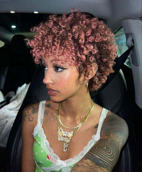 Pink Peekaboo Highlights Curly Hair, Short Curly Hair Color Ideas Black Women, Short Pink Curly Hair Black Women, Pink Brown Curly Hair, Short 4c Hair Dye Ideas, Short Afro Dyed Hair, Henna Dyed Hair Black Women, Curly Mullet Black Women, Short Dyed Curly Hair