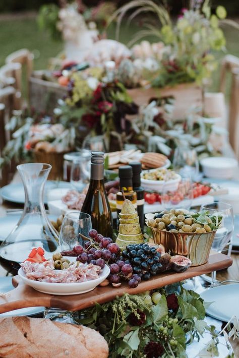 How To Get Married In 2019 {RMW’s Trend Predictions For The Year Ahead} Buffet Styling, Italian Inspired Wedding, Table D Hote, British Wedding, Outdoor Dinner, Food Table, Outdoor Wedding Venues, Wedding Mood, Big Wedding