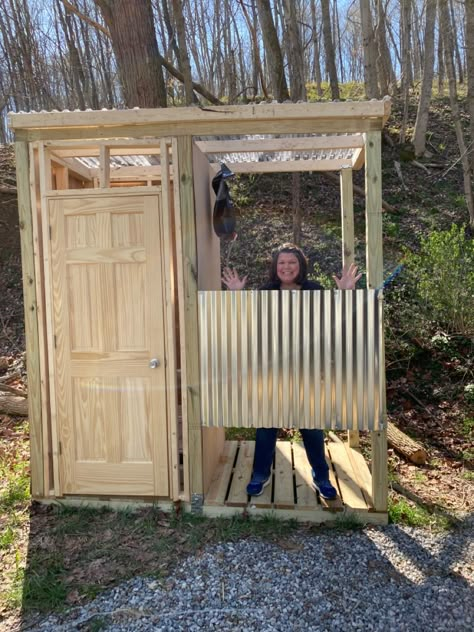 Outdoor Shower Toilet Combo, Camp Bath House, Outhouse Shower Combo, Outdoor Toilet Ideas, Outdoor Toilet And Shower, Micro House Plans, Case Creole, Outhouse Bathroom, Outdoor Bathroom Design